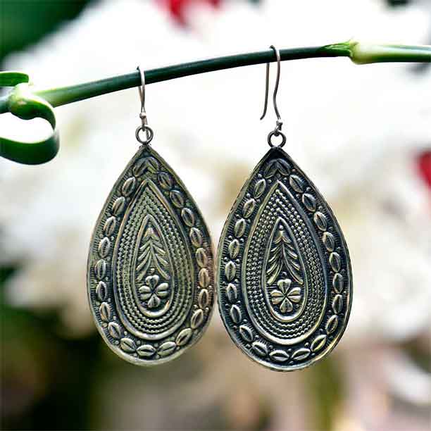 Rubans Offers Finest Quality Earrings Collection Online.