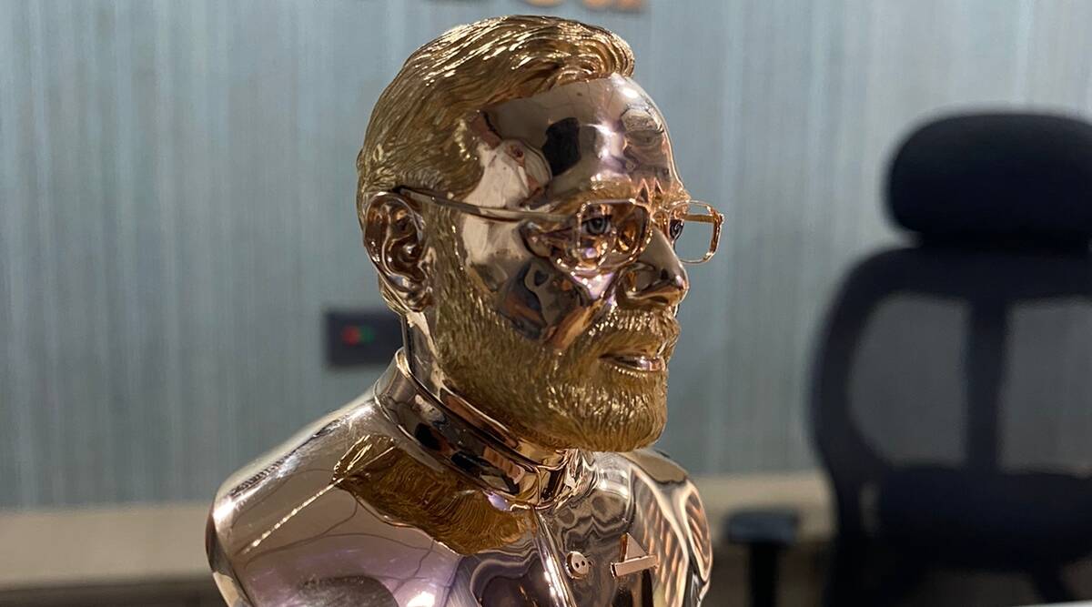 PM Narendra Modi's bust is made in Surat using gold by Man