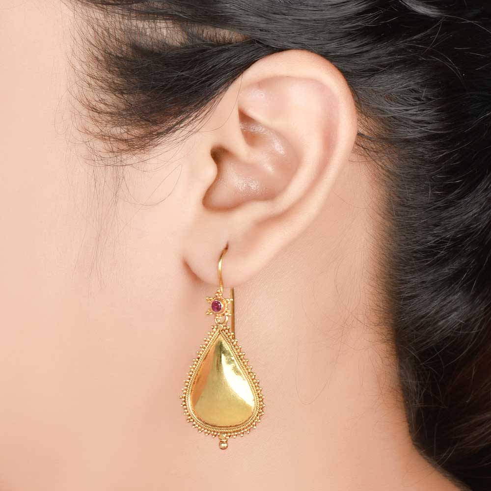 Tear Drop 18 Karat Gold Earrings Designs For Daily Use