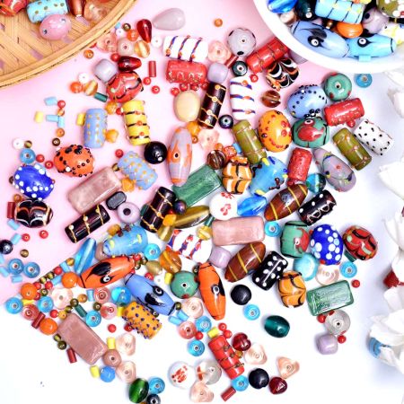 90 Pieces Assorted Glass Beads from 33 mm to 4 mm