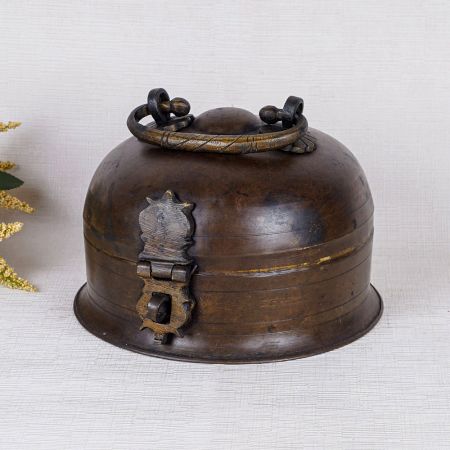 Round Handcrafted Jewelry Box Made of High Quality Brass