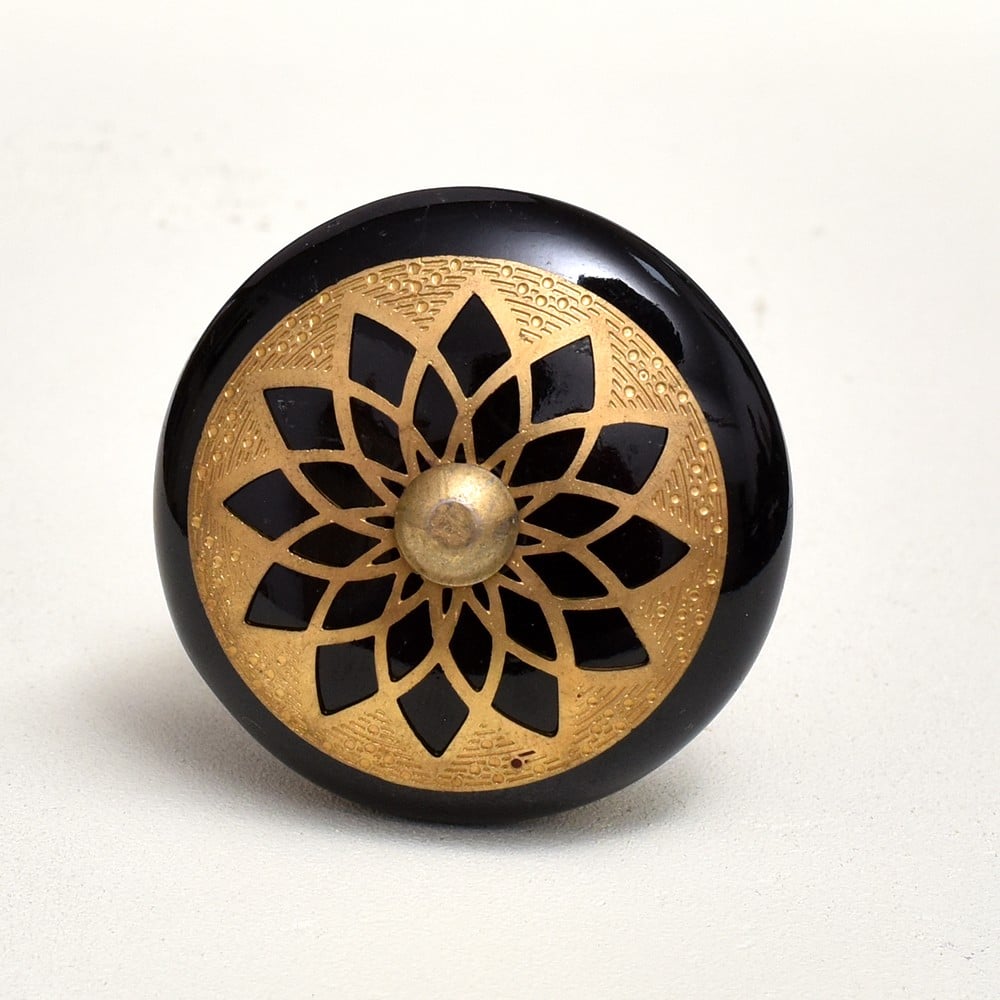 Black Strewn Flat Knob