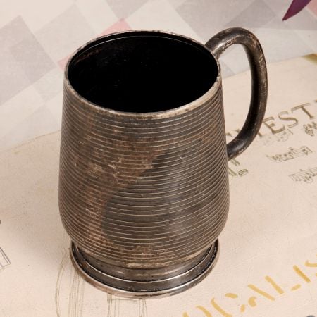 High-Quality White Metal Mug in English Art for Decoration