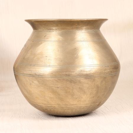 Beautiful Vintage Finest Brass Pot in Plain Brown Finish for Decor