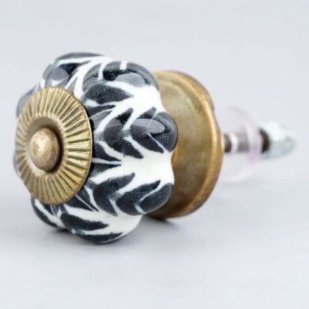 Black Leaf Medium Knob