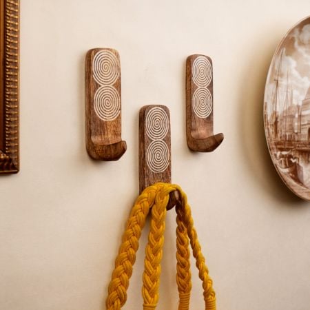 3 Pieces Spiral Design Wooden Adhesive Wall Hooks