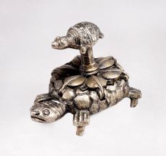 Vintage Finish Metal Bindi Box for Home Decoration