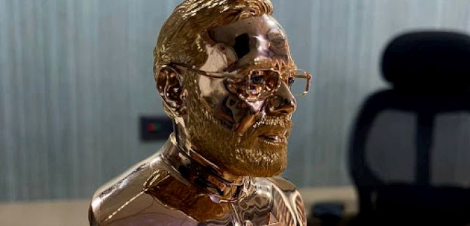 PM Narendra Modi's bust is made in Surat using gold by Man.